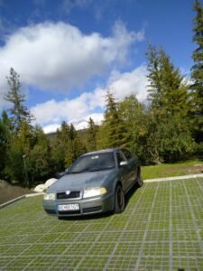 Parkovisko pre osobné autá s výplňou trávy v Štrbe
